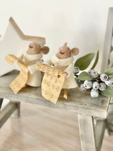 Load image into Gallery viewer, Felt Wool Christmas Singing Mouse Decoration - Standing